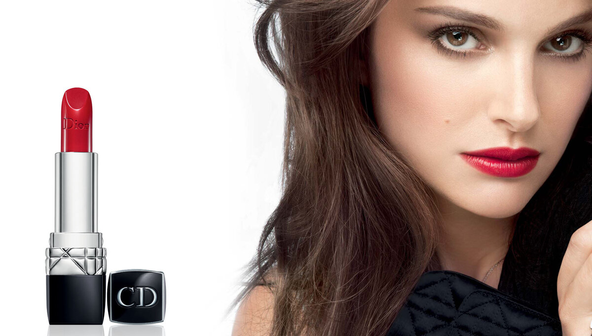 Помаду Dior Rouge 999 можно приобрести в Л'Этуаль за 2.600 руб.