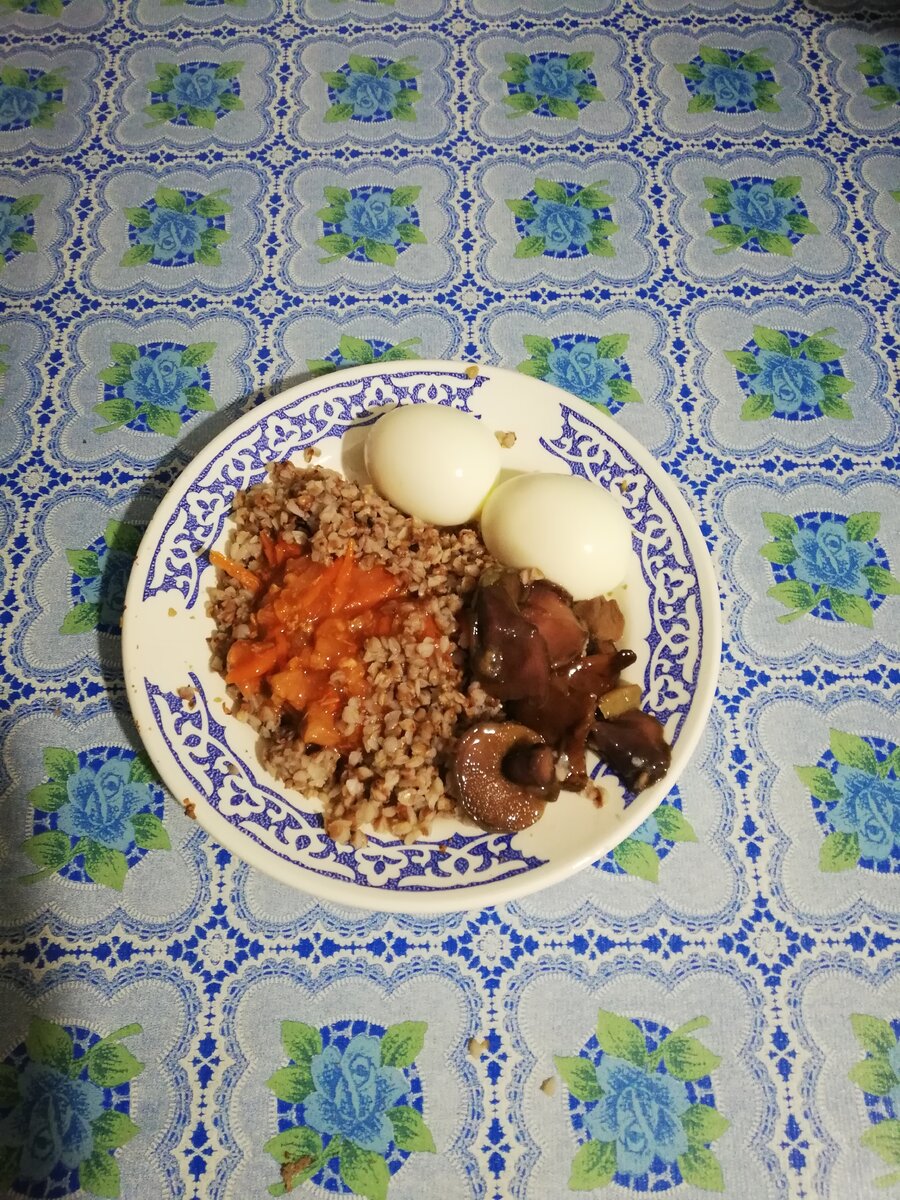  Завтрак: гречка, подлива мясная, грибы маринованные, яйца  все это потянуло на 345 ккал.                       