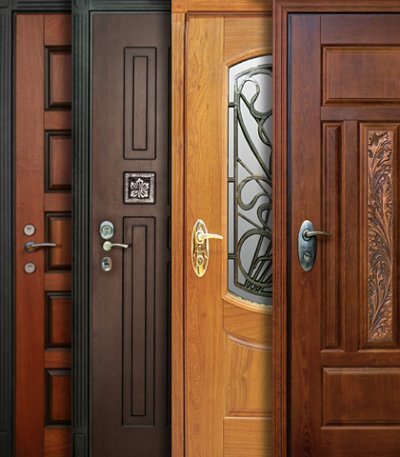 Входные двери в интерьере. Входные двери установленные. Креативная входная дверь. Входная дверь в частный дом с терморазрывом. Металлические двери с фрамугой гардиан входные.