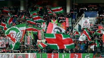 Фото: championat.comКак сообщает издание Чемпионат, в поезде Эссен-Гельзенкирхен один из фанатов «Локомотива» ударил болельщика «Шальке» за то, что тот сорвал стикер железнодорожников. Драка продолжалась недолго, поскольку фанат «Шальке» с разбитой губой быстро ушел в другой конец вагона.
