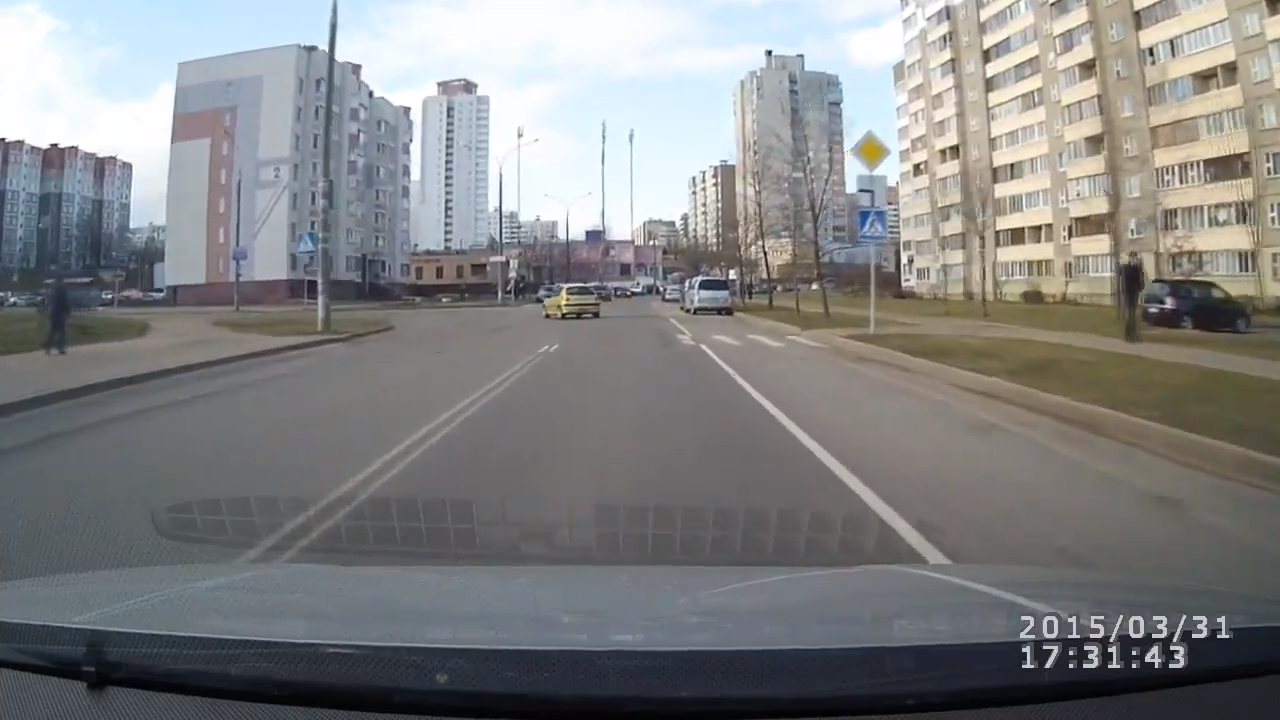 Нужно ли включать поворотник, если едете по главной, а она уходит влево?