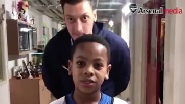 Хавбек лондонского «Арсенала» Месут Озил принял участие в предрождественской акции. Он посетил клубную академию. И его появление вызвало неоднозначную рекацию у одного из юных футболистов, который как раз рассказывал, что его кумиром является Озил.
