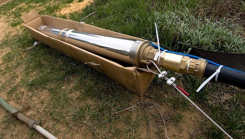 Центробежный скважинный насос в процессе монтажа к рабочей трубе