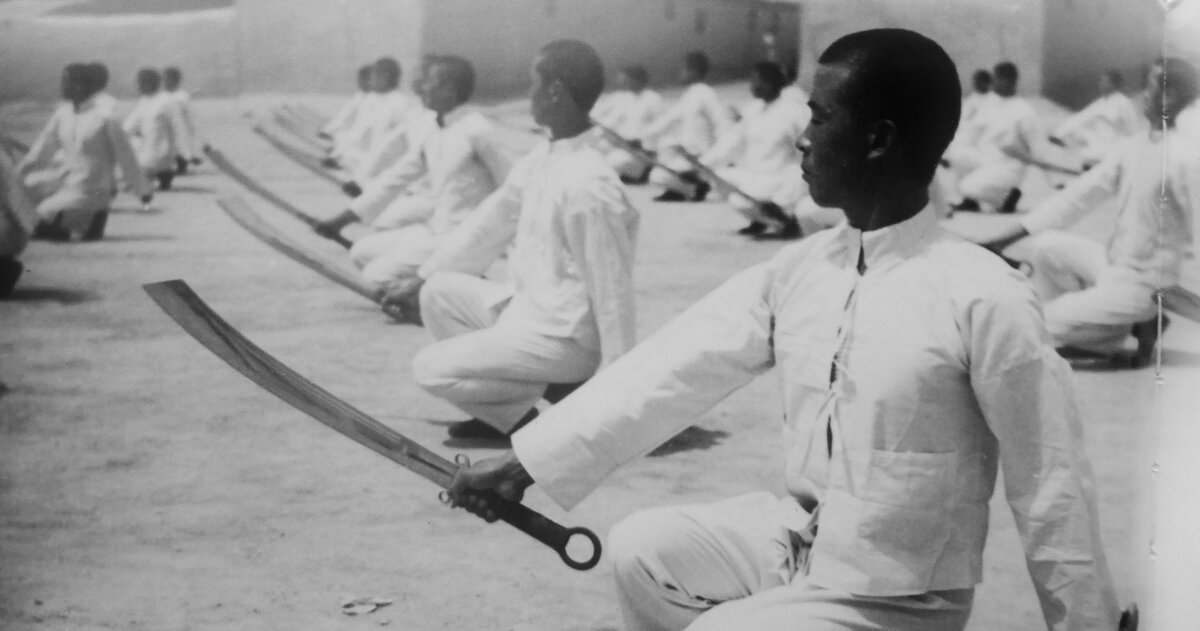 Китайские солдаты, обучающиеся владению дадао (в бою использовалось порядка восьми приемов с мечом, так что освоить его мог каждый).