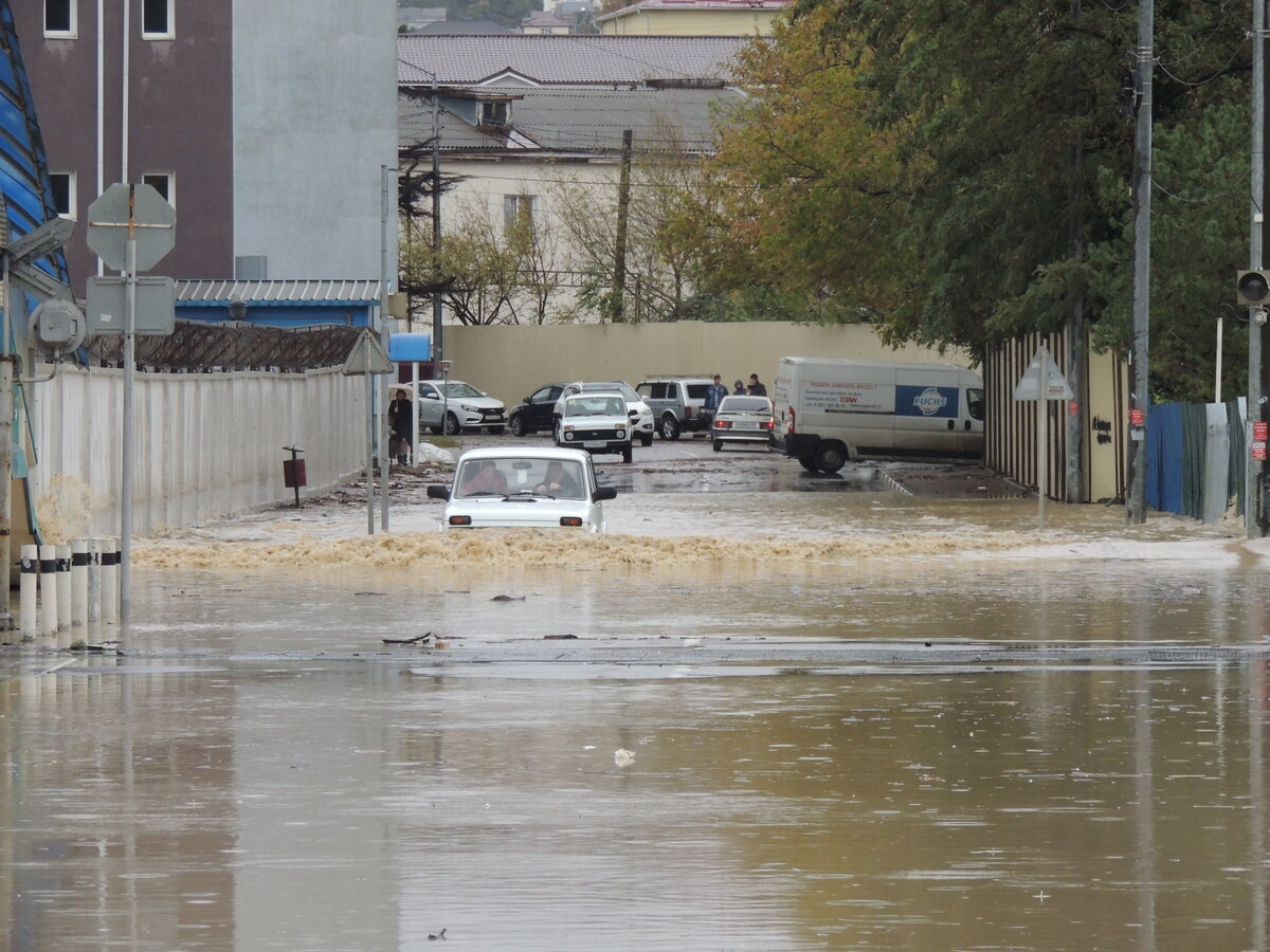 Дорога на центральный пляж города Туапсе ( прошли сутки после наводнения)