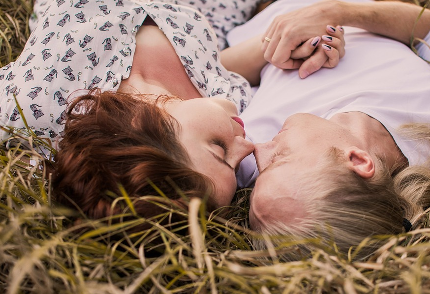 Стоит предупредить, что в виду своей потребности в новых эмоциях и ощущениях, близнецы легко влюбляются. Поэтому, когда в его жизни происходит что-то волнительное и захватывающее, находитесь поблизости и тогда все эмоции достанутся только вам.