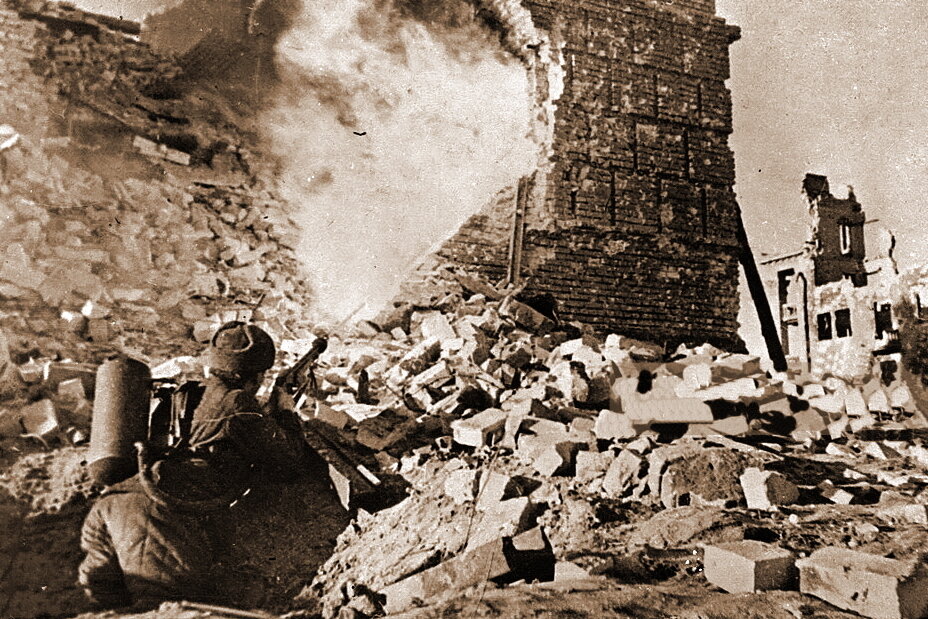 Огнеметчик ведет бой в развалинах Сталинграда. Фотоматериалы из открытых источников 