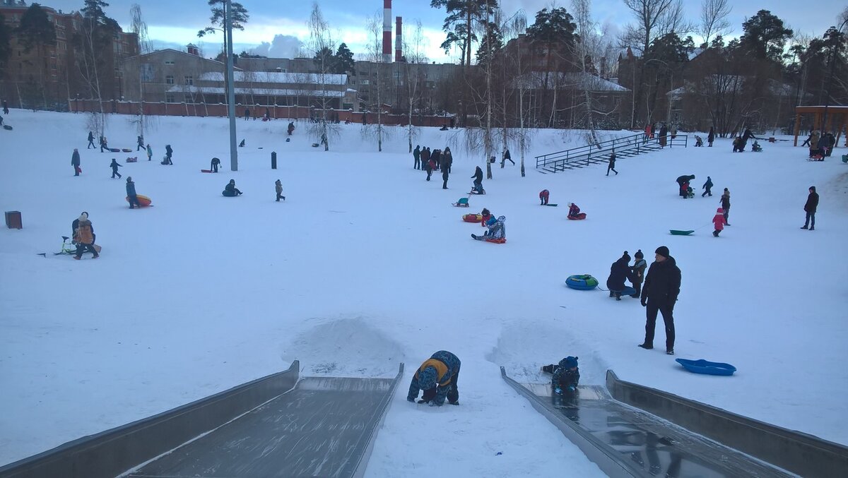 А в прошлом году тут еще и большая елка была. В этом почему-то только столб((
