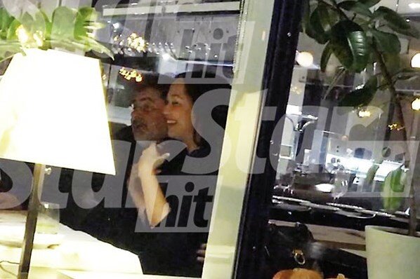 «Я официально разведен и свободен. Поэтому слово любовница неуместно и оскорбительно, — признался Александр. — Сообщаю всем, кто подглядывает, снимает на телефон, а после выкладывает в соцсети и печатает: мы с Дариной любим друг друга, наши отношения начались не вчера. Мы обручены. У нас будет семья. Любовь — это единственная вещь, которой невозможно дать слишком много. Это не я сказал. Это Генри Миллер».Влюбленные в одном из столичных ресторанов // Фото: Валерий Мухин