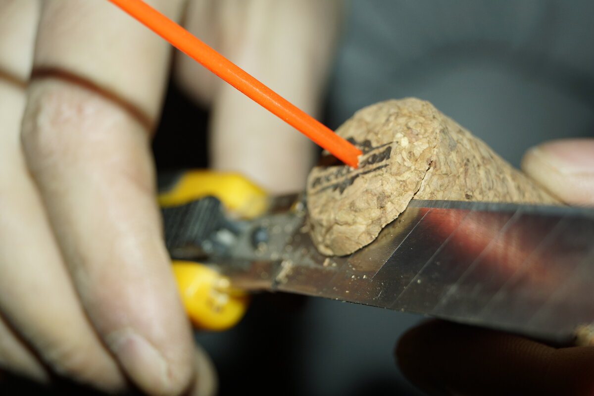 подрезаем пробку, выравнивая.