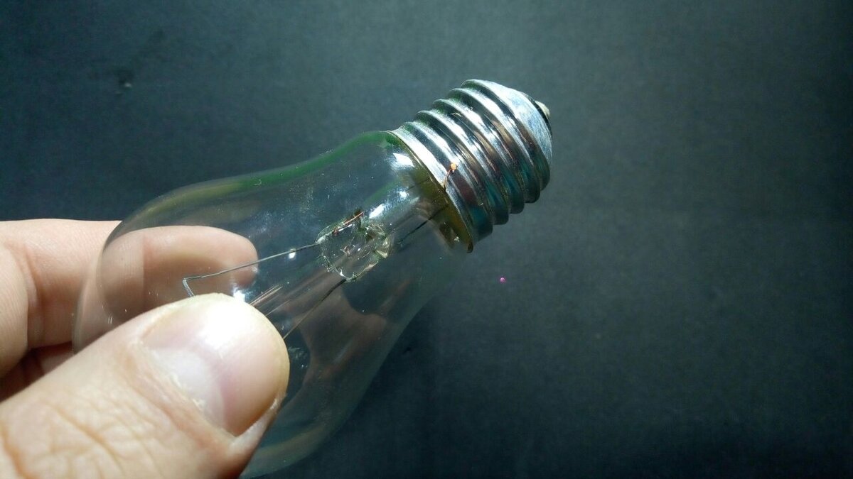 Лопнувшая лампочка. Напряжение в лампочке. Старая лампочка. Современная лампа накаливания. Лампочку через 10 минут.