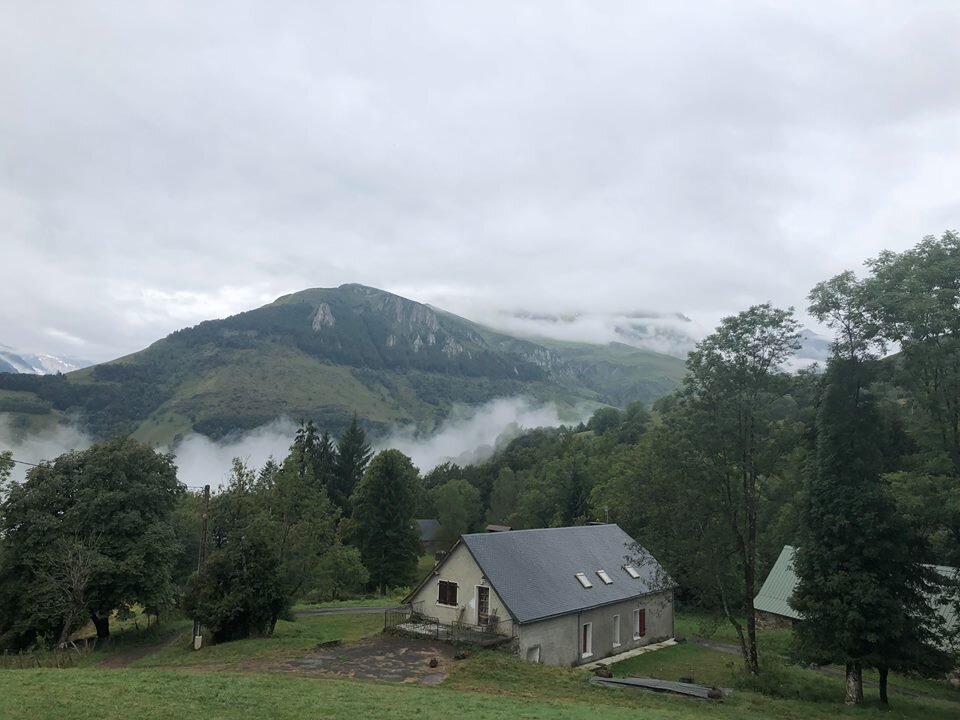 Дом мы бронировали через Airbnb за два месяца. Стоимость проживания: 80 евро за ночь