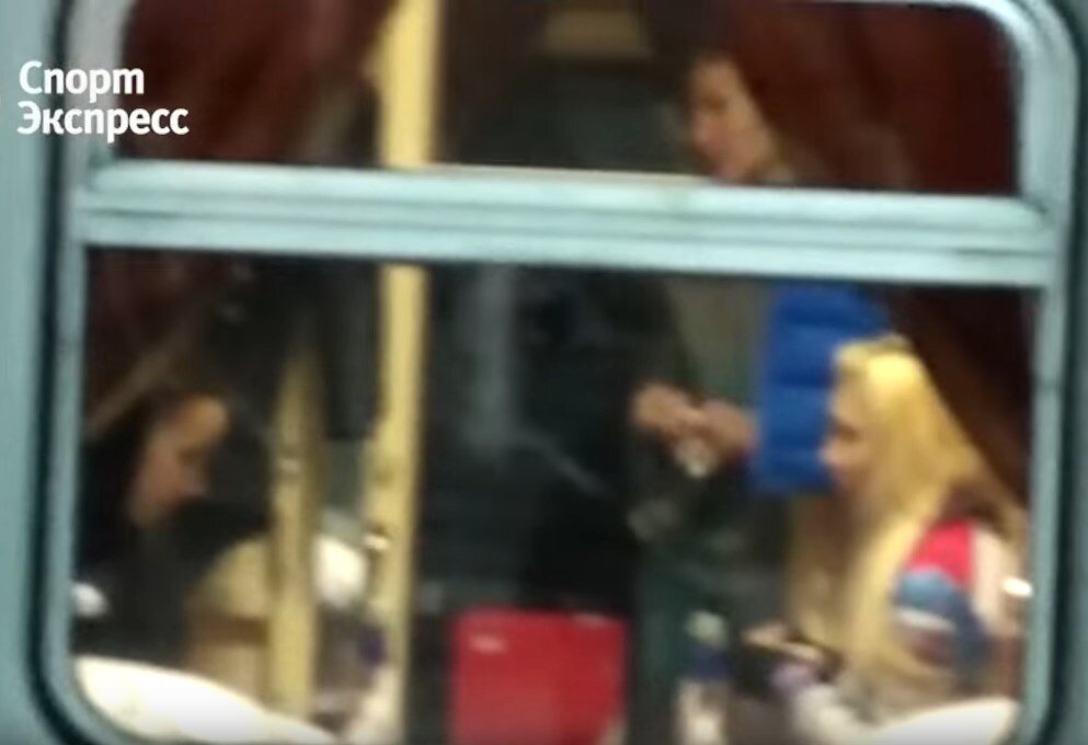 Алина Загитова, Диана Дэвис (дочь Тутберидзе) и сама Этери Георгиевна едут в Саранск. Кадр из видео, снятого Спорт-Экспресс