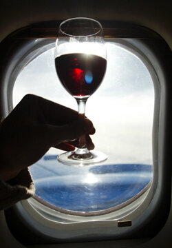 Вино в самолете. Можно ли провести вино в самолете. Кейс для бокалов. Вино на борту самолета. Вино в самолете.