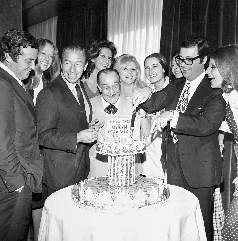  El  reparto de 'Un, dos, tres' durante una fiesta en 1978. A la izquierda  el primer presentador, Kiko Ledgard. A la derecha, con gafas, Chicho  Ibáñez Serrador.  Getty Images 