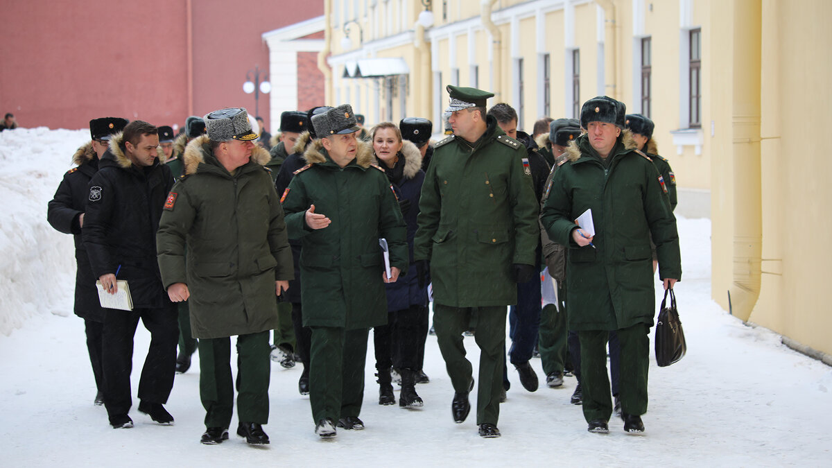 Замминистра в рамках рабочей поездки в войска Западного военного округа, в первую очередь, посетил Суворовское училище, с недавнего времени размещённое в историческом комплексе «младшего Воронцовского дворца». 