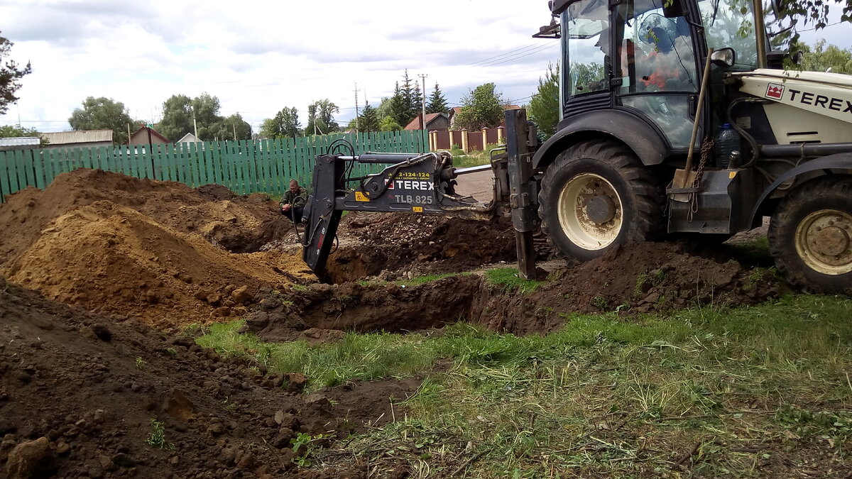 Нанятый экскаватор за день справился со всеми работами