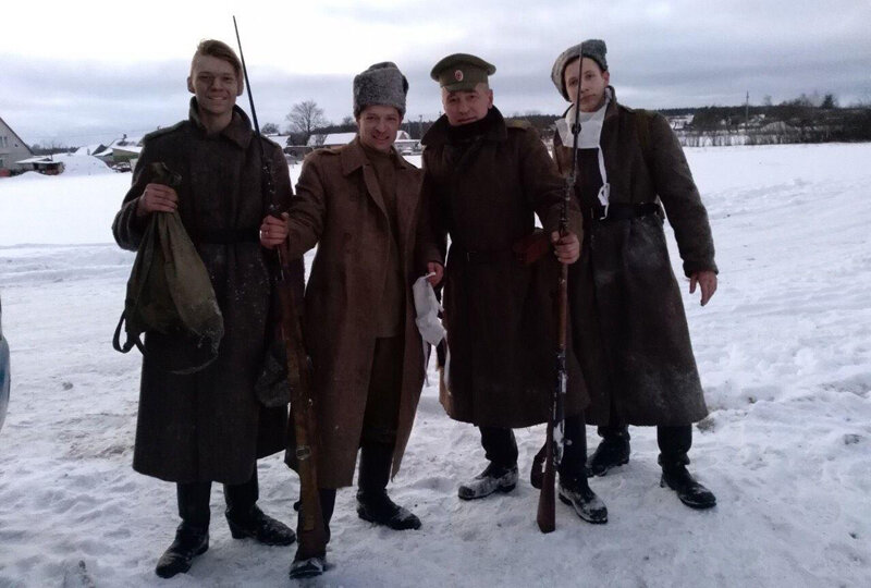 Актёры позируют в перерывах между сьёмками. Фото предоставлено Алексеем Туровичем.