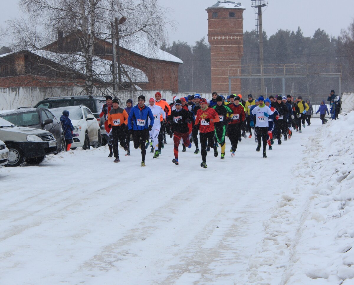 Дистанция проходила частично по улицам деревни, а частично в поле и лесу. 