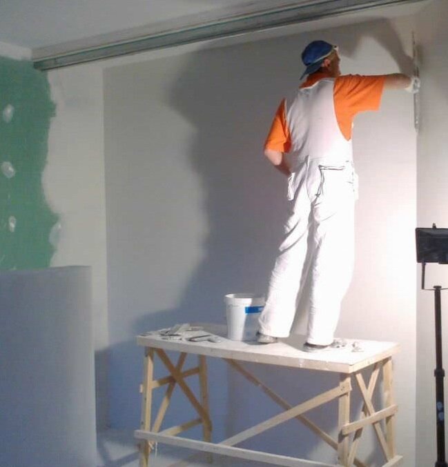 Шпаклевка выполняется при направленном освещении , что бы были видны неровности.