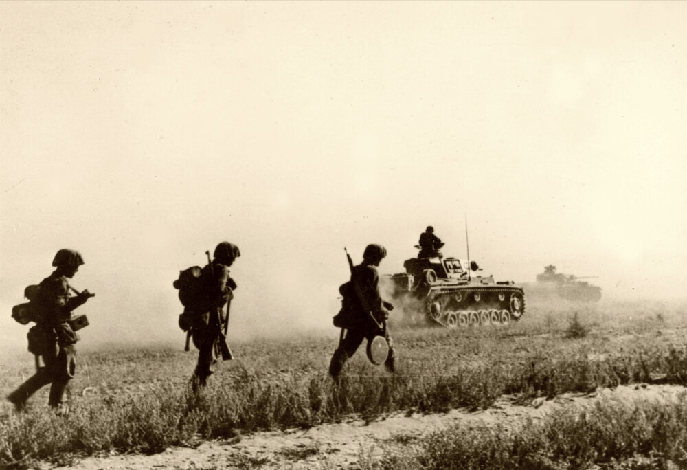 Немецкие солдаты и танки Pz. Kpfw. III на марше во время наступления в излучине Дона. Август 1942 г.