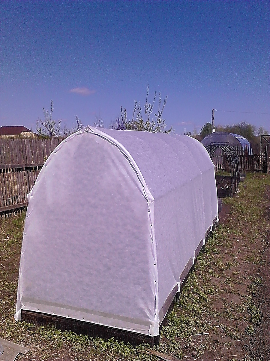 Закрепил на саморезы укрывной материал толщиной 60 микрон