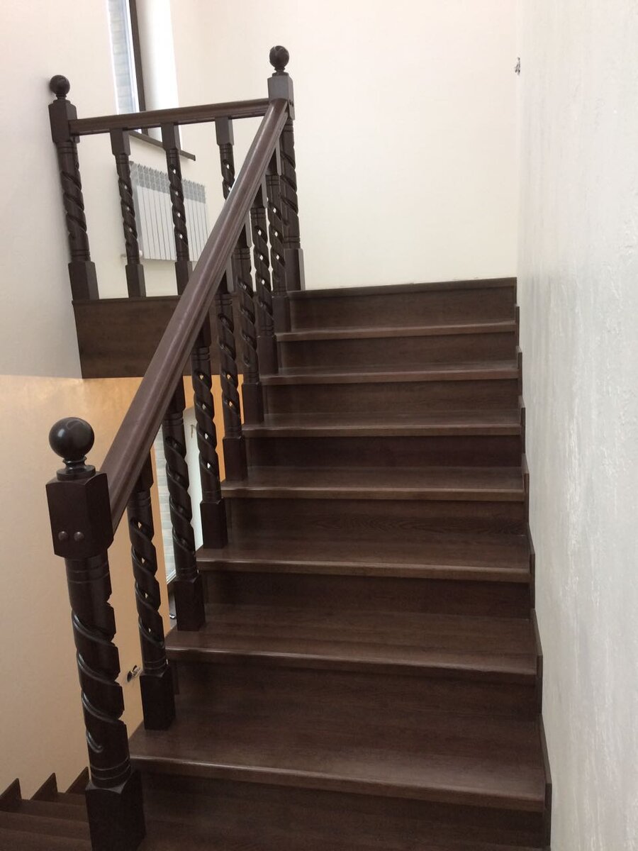 Очень интересные и эффектные балясины витые, не банальные, стильные и очень интересные, простая лестница с такими балясинами становится очень интересной. Средняя ценовая категория.