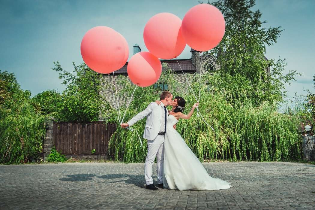 Шары-гиганты- отличное украшение для свадьбы.