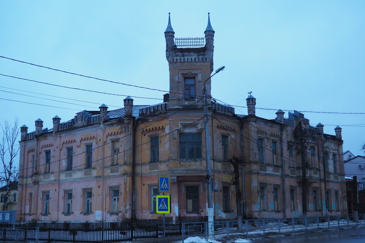 Аваевская богадельня (больница).  Двухэтажное здание в формах эклектики, в народе называемое "Ласточкино гнездо".