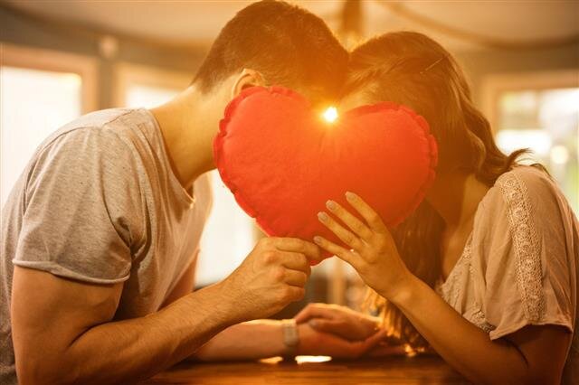 взято фото для статьи из источника https://www.istockphoto.com/ru/фото/romantic-couple-hiding-their-faces-behind-red-heart-shape-gm612376976-105458245