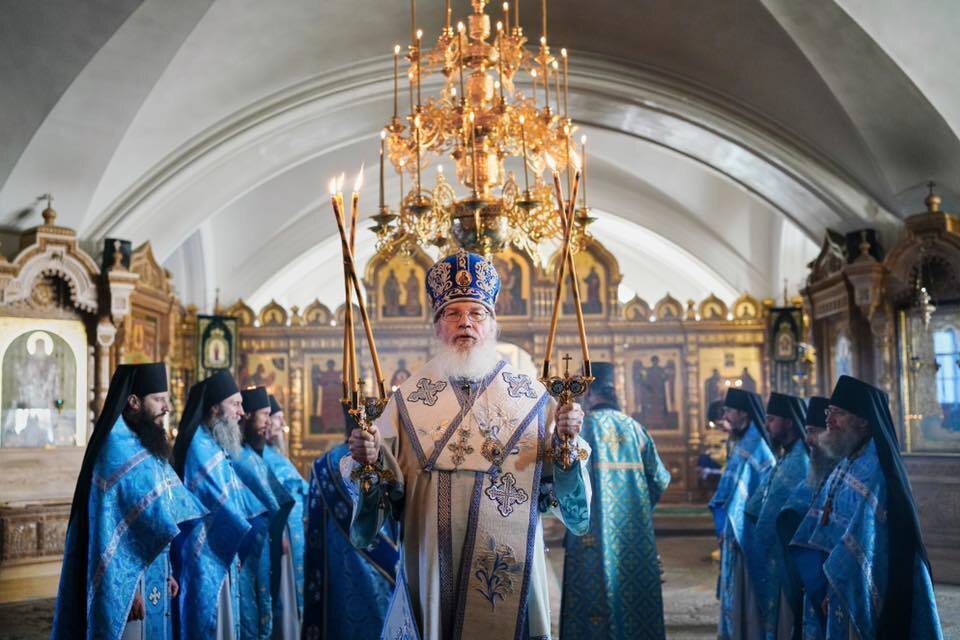 Сегодня – начало нашего спасения и откровение предвечной тайны: Сын Божий становится Сыном Девы и Гавриил возвещает о ниспослании благодати. Поэтому и мы вместе с ним воскликнем Богородице: «Радуйся, Благодатная, Господь с Тобою!»