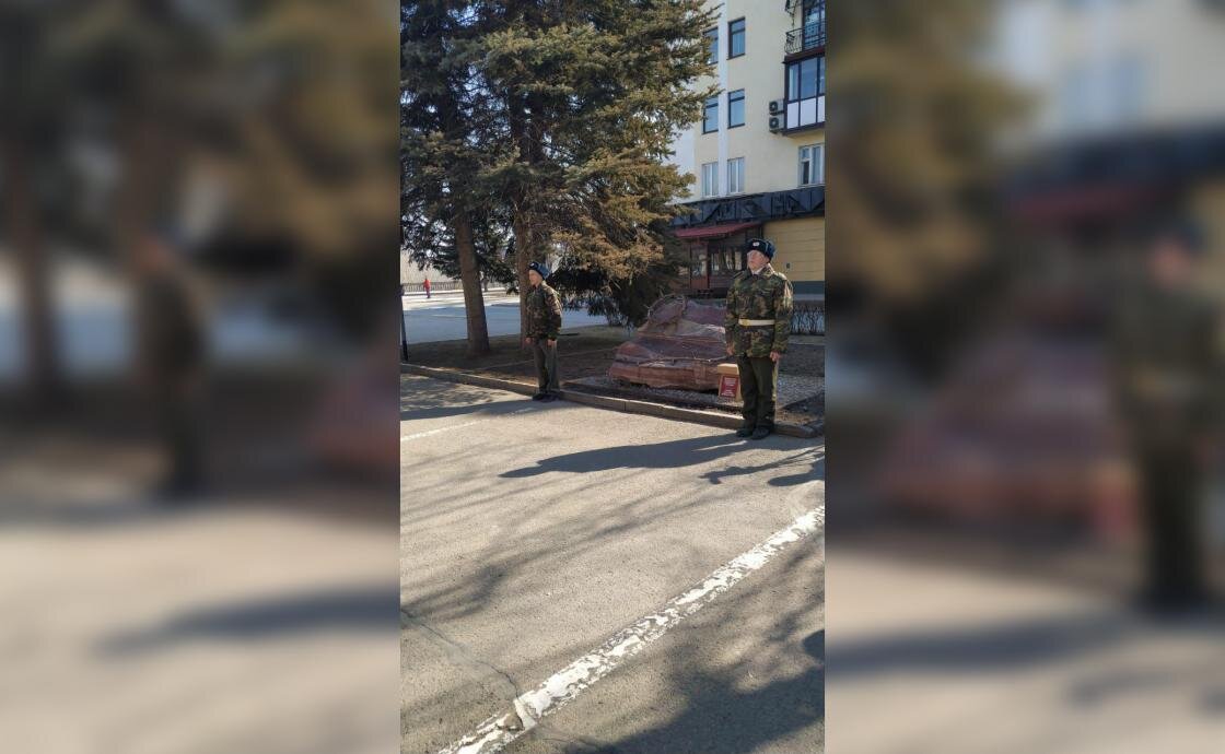  Председатель комитета по вопросам образования, культуры и национальной политики Ирина Федорова приняла участие в памятной церемонии возложения цветов на Аллее Героев в Кемерове. Такие мероприятия ежегодно организуют областная и Кемеровская городская организация бывших узников, тем самым чтят память  тех, кто вместе с ними был участником страшных событий.
«В 2006 году вместе с Александром Фроловичем Шураевым, руководителем областной общественной организации бывших узников концлагерей, мы занимались созданием и открытием памятного символа на Аллее Героев в Кемерове. Наши активисты привезли капсулы со священной землей из Равенсбрюка, Хатыни, Бабьего Яра, Пискаревского мемориала, и мы заложили их в основание скульптурной композиции. Это был волнующе и очень тяжело…», — рассказала   Ирина Федорова.
Сегодня в Кемерове живут 66 бывших узников концлагерей. Несмотря на солидный возраст, они занимаются вопросами патриотического воспитания, встречаются молодежью, проводят акции. Например, разработали плакат «А ты записал воспоминания ветерана?» и распространяют его в школах Кузбасса вместе сотрудниками областной юношеской библиотеки. Инициатива, достойная уважения и поддержки.Нажмите для полноэкранного просмотра
 