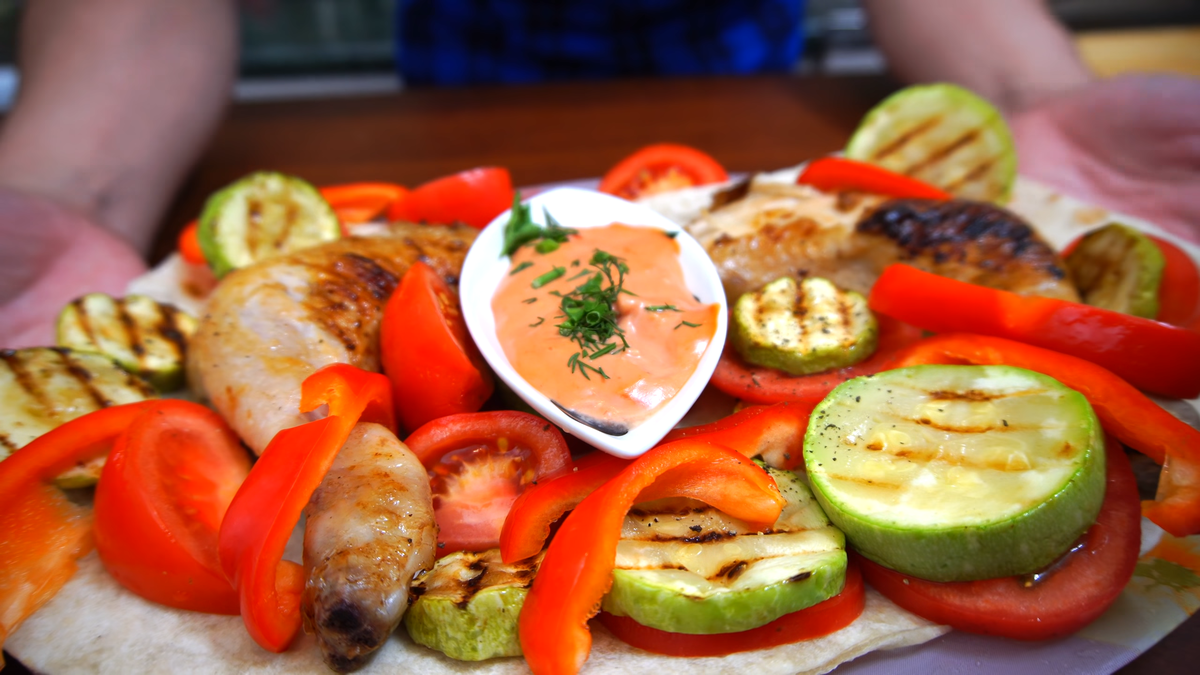 Тавук Пирзола — сочная курица на косточки с овощами, это блюдо является частью турецкой кухни. Тавук Пирзола прекрасно готовиться на природе или дома, предельно быстро и просто.
