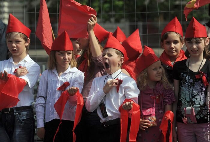  

Пионерами были многие представители старшего поколения. Для кого-то из них эта деятельность была скучной обязанностью. Для других - лучшим временем в жизни. Что это за явление, чем занимались пионеры и почему их в итоге расформировали, читайте в материале.
