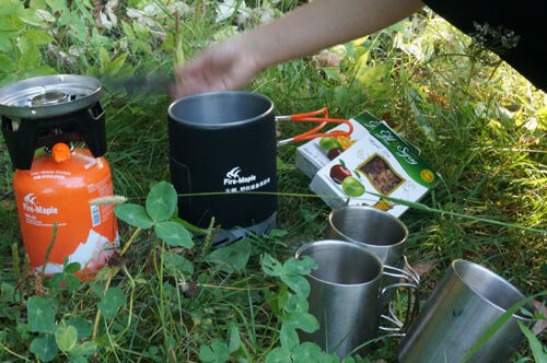 Посуда для приготовления пищи. Одним из вариантов индивидуальной кухни можно считать комбинированную систему приготовления пищи, включающую в себя котелок, накручивающийся на горелку. Вся система подсоединяется к газовому картриджу и позволяет быстро и компактно приготовить пищу на одного человека. Такая система удобна, компактна и мало весит. Внутрь котелка помещается горелка, мисочка и сменный газовый картридж. Сбоку от системы на чехле есть специальный кармашек для столового прибора. Кроме того, из дома можно взять термос с согревающим напитком.