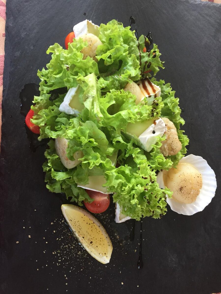 С одной стороны, кажется безумством - самому себя доводить до истощения и порой даже могилы. Но болезнь затмевает разум и доводит жертву до изменений личности. 