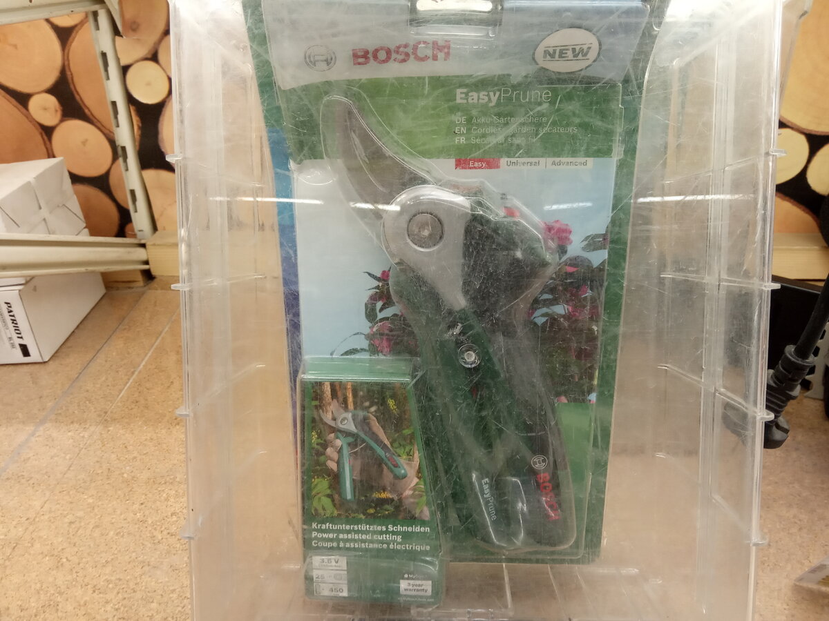 Аккумуляторный секатор Bosch на витрине магазина Леруа Мерлен