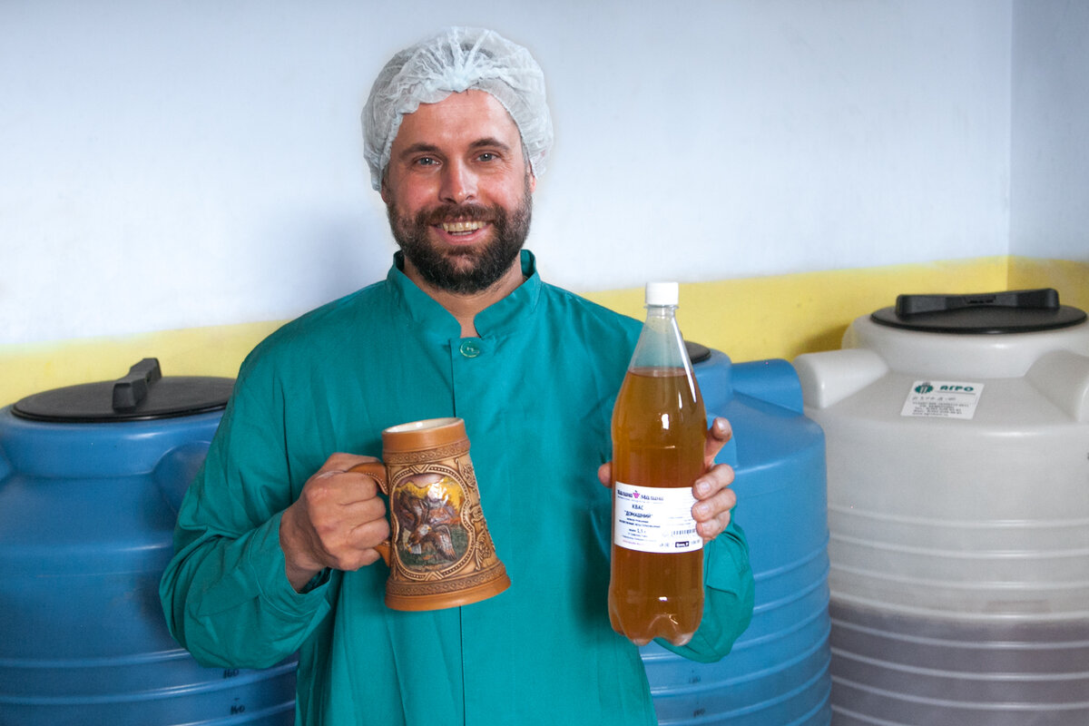 Павел Трифонов из Новокузнецка делает натуральный квас по "бабушкиным" рецептам