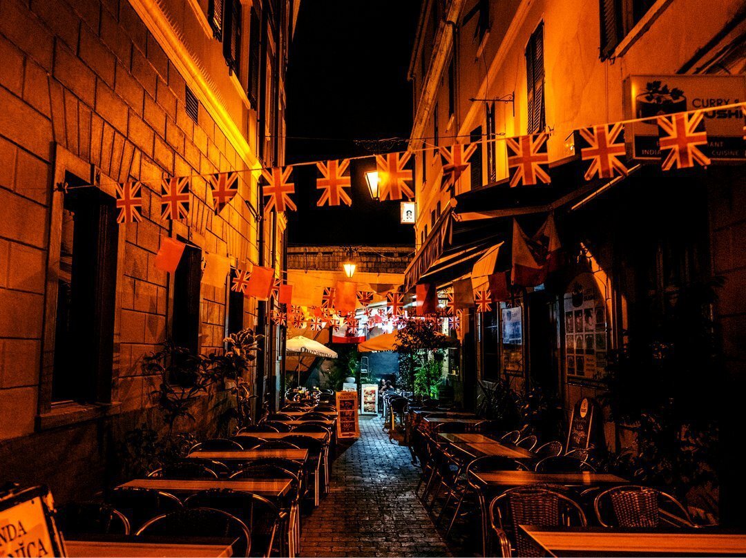 Фото: ночная улица в Гибралтаре