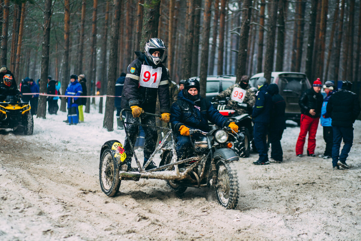 Гонка на мотоциклах с ээээ... коляской?)
