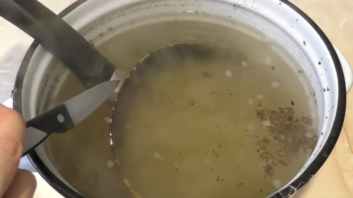 Клей для очистки сковороды. Чистка сковородок. Требования к лабораторной посуде. Очистка сковородок клеем и содой. Очистить сковороду от жира.