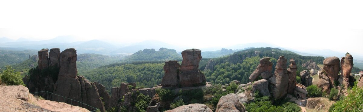 Паонрама, открывающаяся с Белоградчикских скал. Болгария.