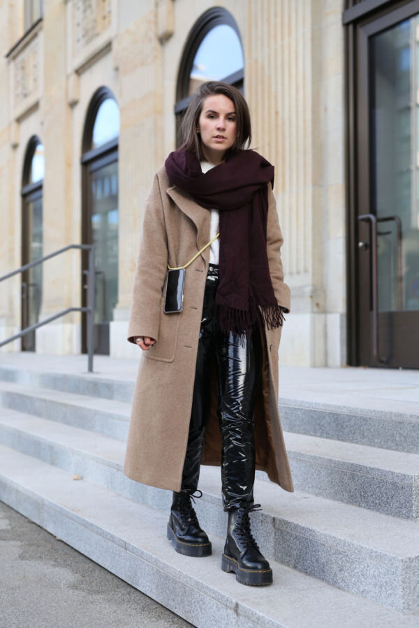 Боитесь носить лакированные вещи? Начните с черных брюк или сумки. /Фото: shoppisticated.com