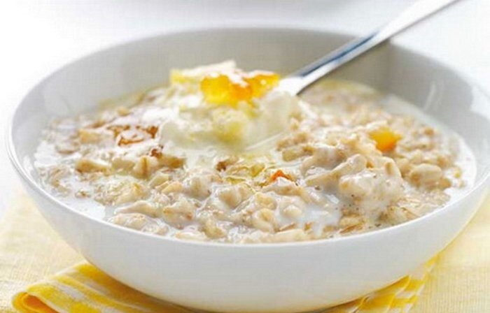 Завтрак - каша геркулесовая на воде с маслом 80 - 100 гр. + яйцо вареное 1 шт. + хлеб с маслом + чай зеленый без сахара.