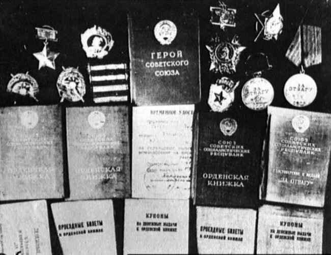 Фото документов и наград изъятых у Таврина