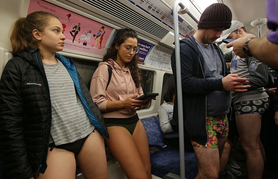 Девушки в метро 18. No Pants Subway Ride Москва. Girl no Pants Subway Ride Москва. Флэшмоб в метро без штанов в Москве 2017. No Pants Subway Ride 2020.