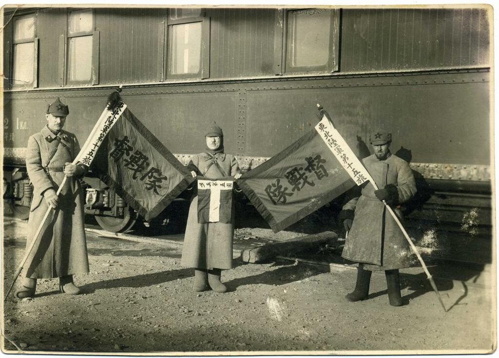 Конфликт на КВЖД, 1929 г., бойцы РККА с трофейными знамёнами Чжан Сюэлянa