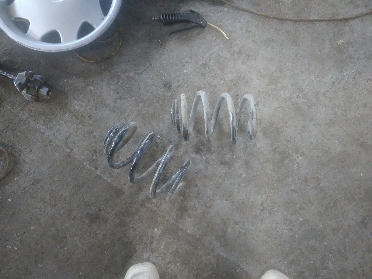 Замена старых задних пружин на новые.