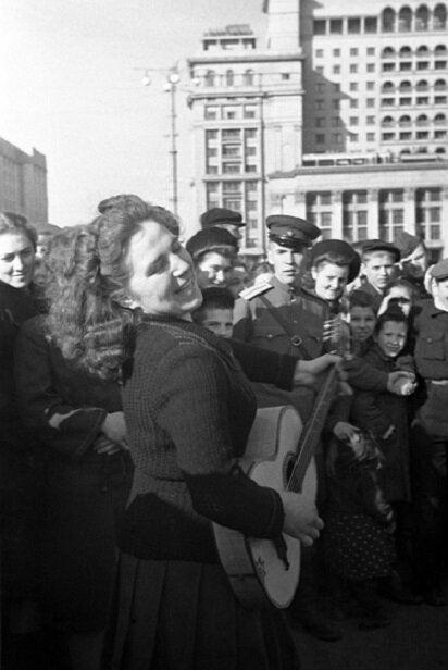 Празднование Победы на одной из улиц Москвы.  9 мая 1945. Фотограф - Николай Ситников. Источник изображения - waralbum.ru.