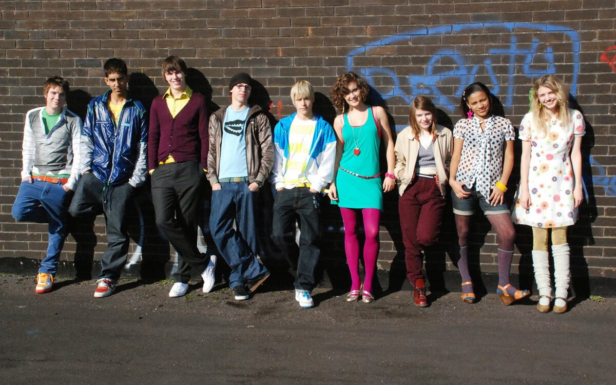 Skins москва. Skins 3 поколение. Молокососы первое поколение. Молокососы 3 поколения актеры. Молокососы 1 сезон актеры.